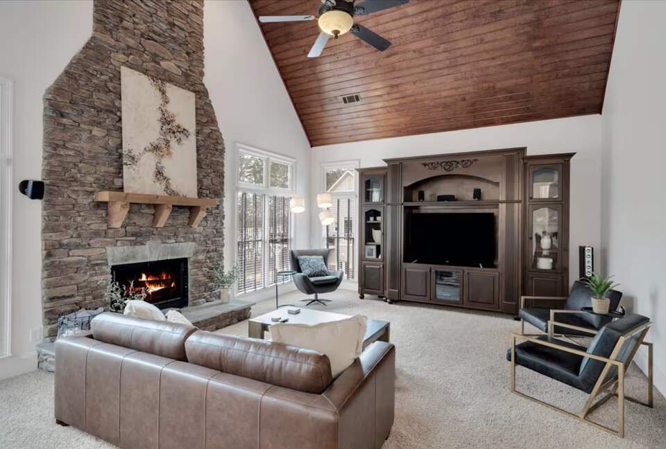 Family-Friendly Waterfront Retreat in Flowery Branch - Flowery Branch, Georgia