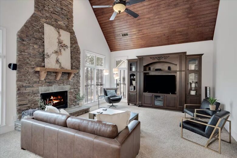 Family-Friendly Waterfront Retreat in Flowery Branch - Flowery Branch, Georgia