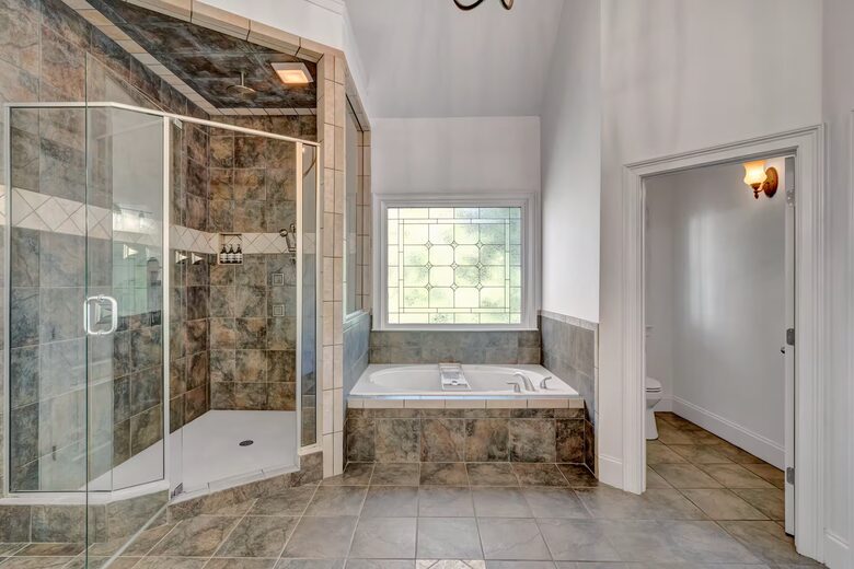 Family-Friendly Waterfront Retreat in Flowery Branch - Flowery Branch, Georgia
