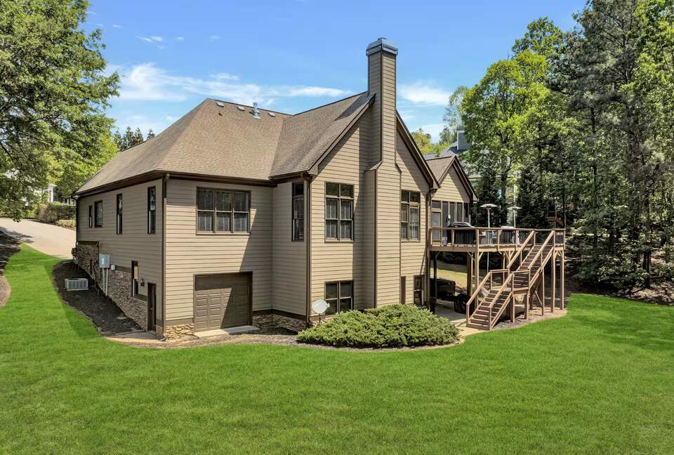 Family-Friendly Waterfront Retreat in Flowery Branch - Flowery Branch, Georgia