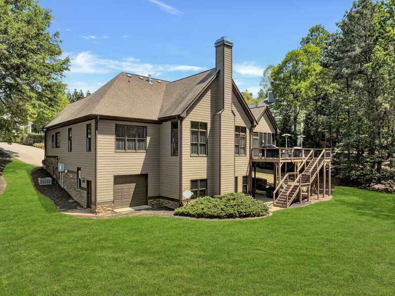 Family-Friendly Waterfront Retreat in Flowery Branch - Flowery Branch, Georgia