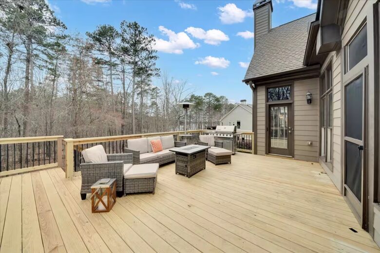 Family-Friendly Waterfront Retreat in Flowery Branch - Flowery Branch, Georgia