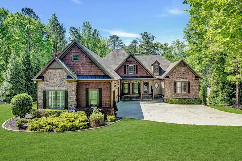 Family-Friendly Waterfront Retreat in Flowery Branch - Flowery Branch, Georgia