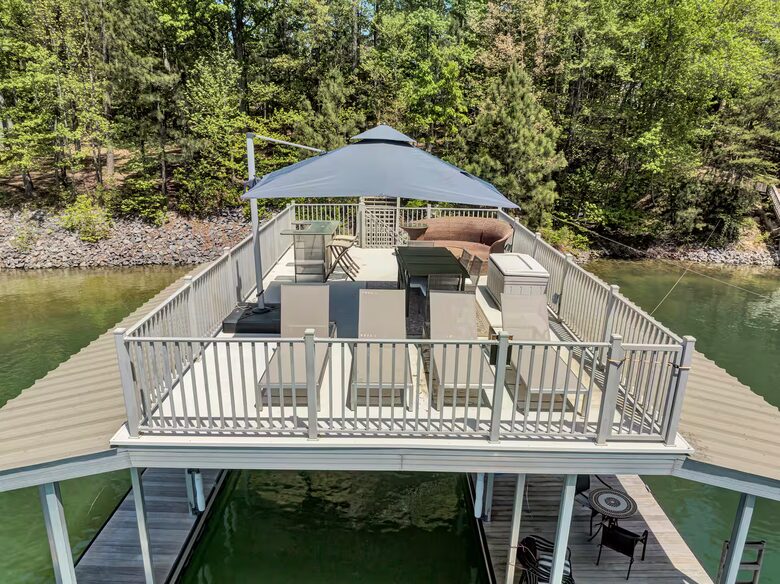 Family-Friendly Waterfront Retreat in Flowery Branch - Flowery Branch, Georgia