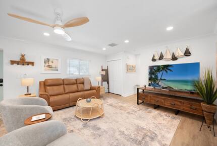 Bright Coastal Cottage on Anna Maria Island - Holmes Beach, Florida