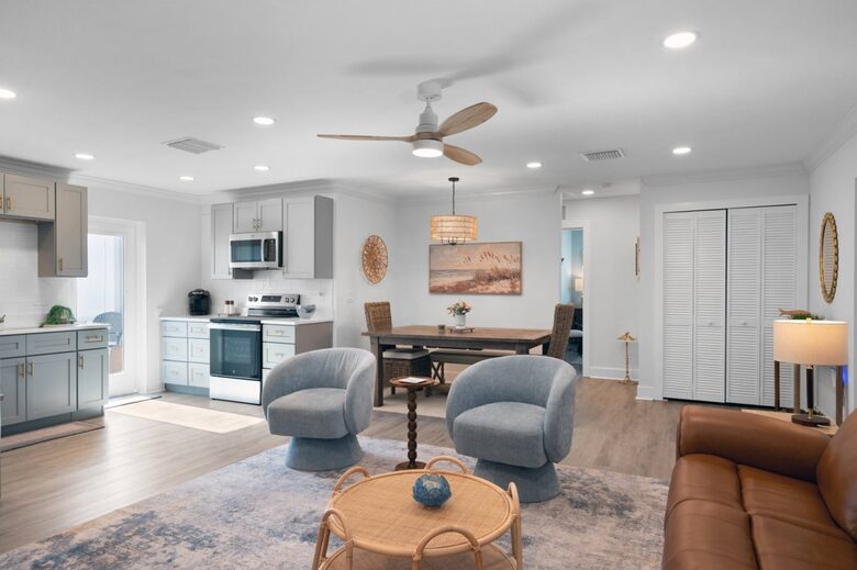 Bright Coastal Cottage on Anna Maria Island - Holmes Beach, Florida