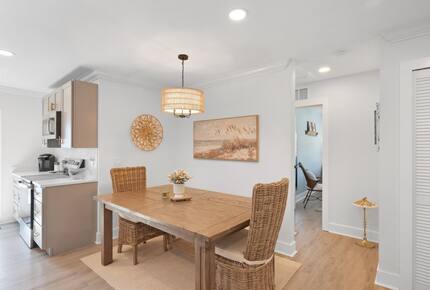 Bright Coastal Cottage on Anna Maria Island - Holmes Beach, Florida
