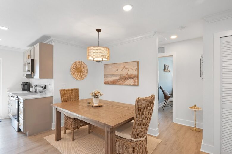 Bright Coastal Cottage on Anna Maria Island - Holmes Beach, Florida