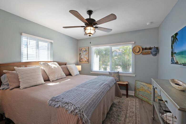 Bright Coastal Cottage on Anna Maria Island - Holmes Beach, Florida