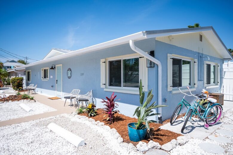 Bright Coastal Cottage on Anna Maria Island - Holmes Beach, Florida