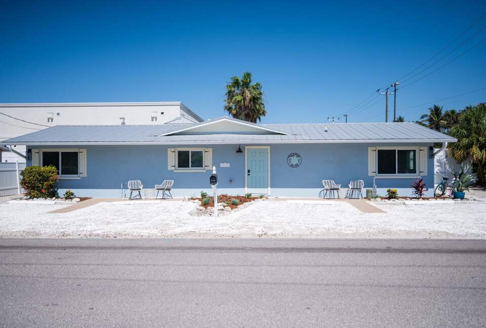 Bright Coastal Cottage on Anna Maria Island - Holmes Beach, Florida