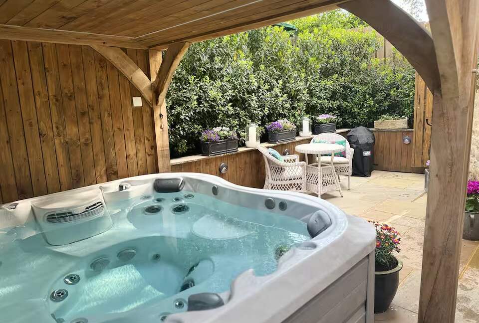 Cotswold cottage with hot tub - Bledington, United Kingdom