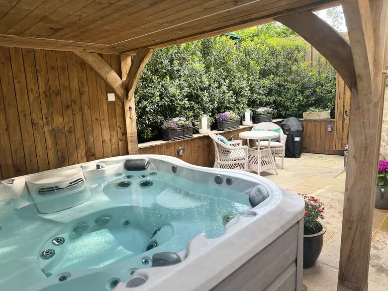 Cotswold cottage with hot tub - Bledington, United Kingdom