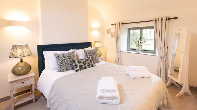 Cotswold cottage with hot tub - Bledington, United Kingdom