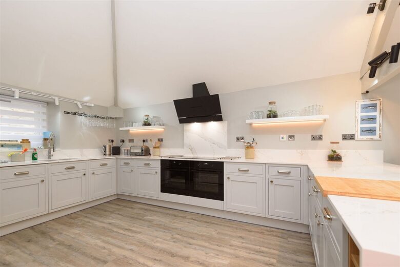 Large induction hob with extractor over