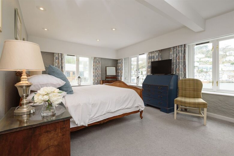 Master bedroom with 6' superking bed