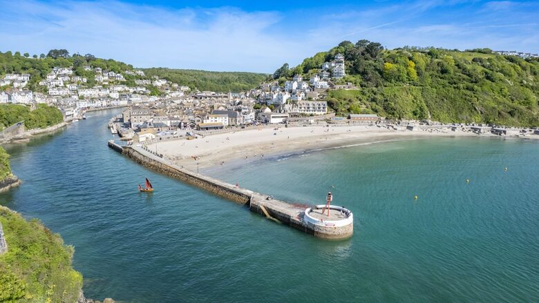 Looe beach with the famous "Banjo Pier"