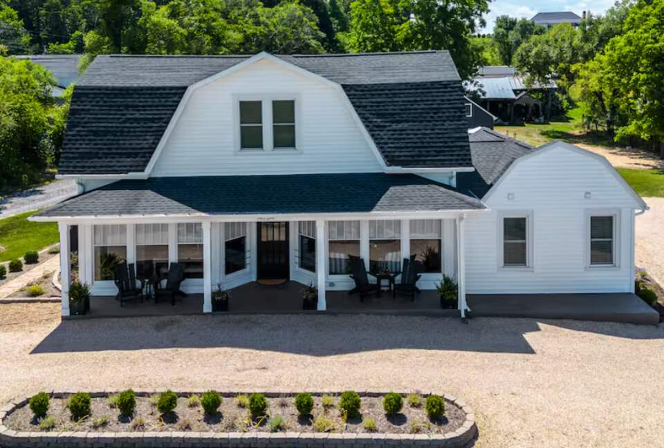 Mountain-View Farmhouse in Virginia Countryside - Lexington, Virginia