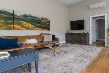 Mountain-View Farmhouse in Virginia Countryside - Lexington, Virginia