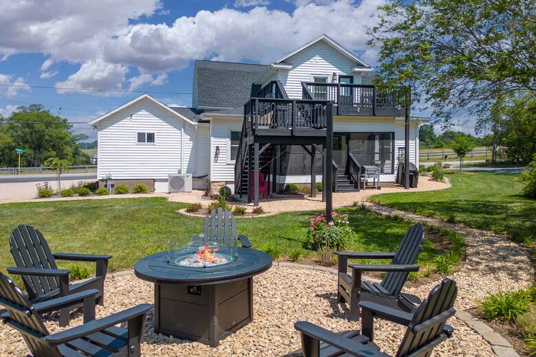 Mountain-View Farmhouse in Virginia Countryside - Lexington, Virginia
