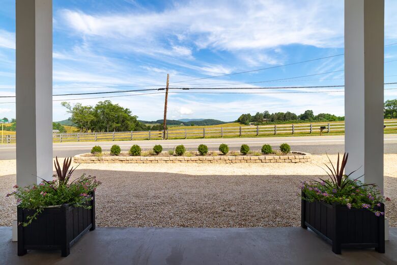 Mountain-View Farmhouse in Virginia Countryside - Lexington, Virginia