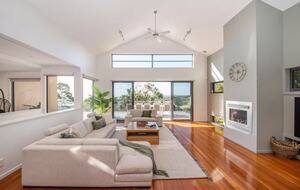 Mount Martha Bayview Retreat with Solar Heated Pool & Spa - Mount Martha, Australia