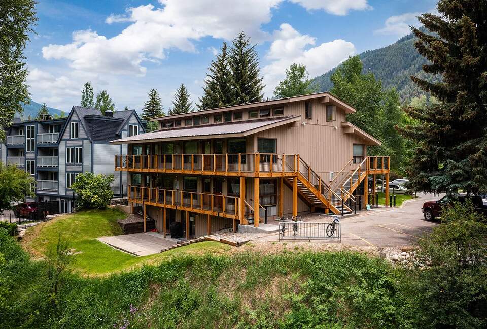 Aspen Riverfront Studio Retreat - Aspen, Colorado
