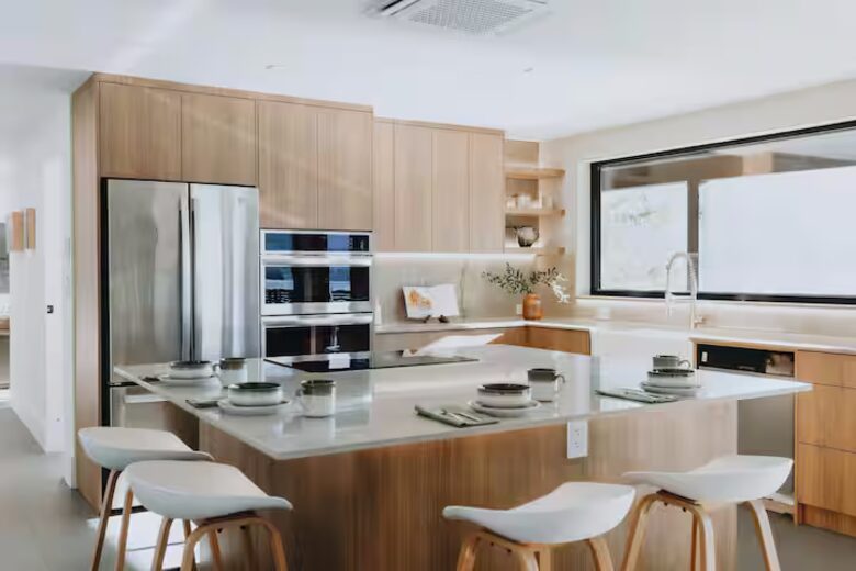 Modern Arms Nook Ocean Retreat Suite - North Vancouver, Canada