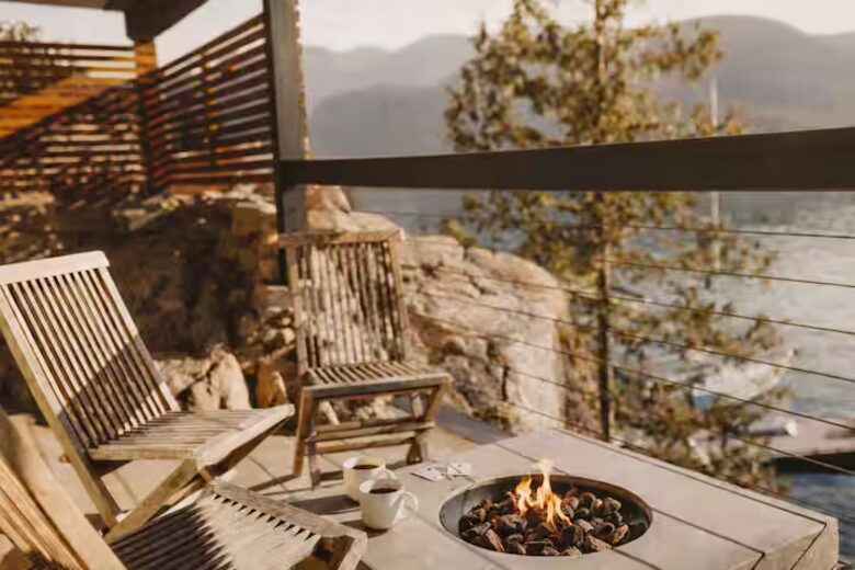 Modern Arms Nook Ocean Retreat Suite - North Vancouver, Canada