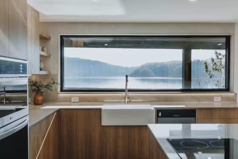 Modern Arms Nook Ocean Retreat Suite - North Vancouver, Canada