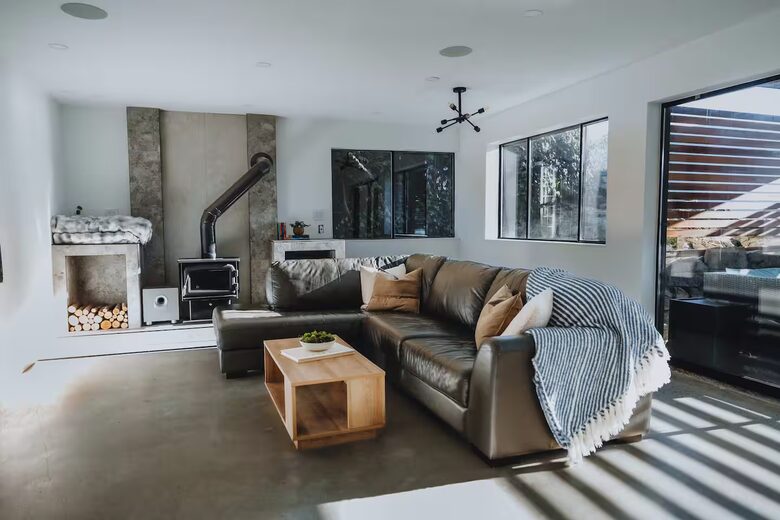 Modern Arms Nook Ocean Retreat Suite - North Vancouver, Canada