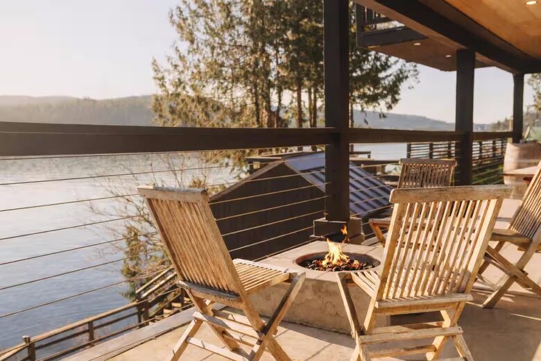 Modern Arms Nook Ocean Retreat Suite - North Vancouver, Canada