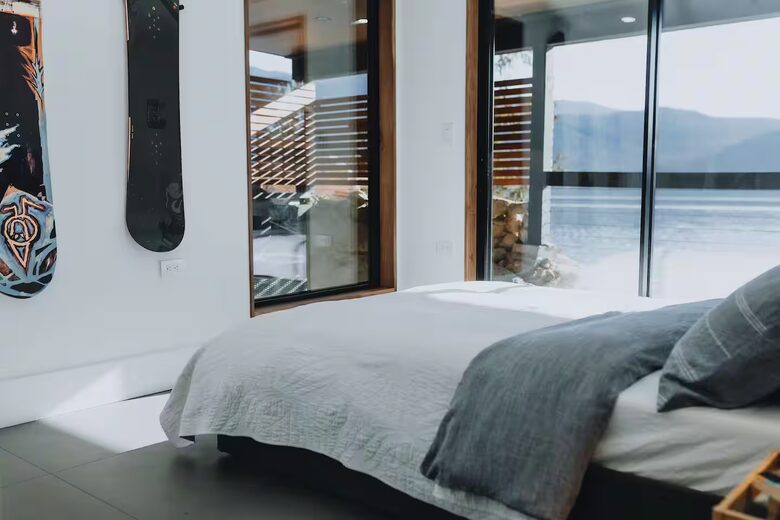Modern Arms Nook Ocean Retreat Suite - North Vancouver, Canada