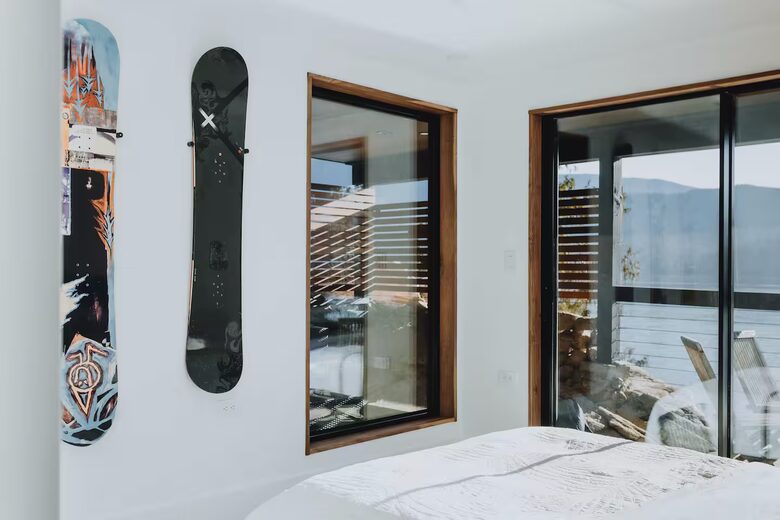 Modern Arms Nook Ocean Retreat Suite - North Vancouver, Canada