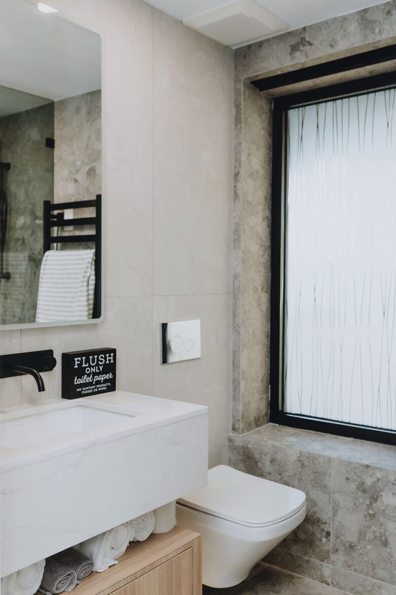 Modern Arms Nook Ocean Retreat Suite - North Vancouver, Canada