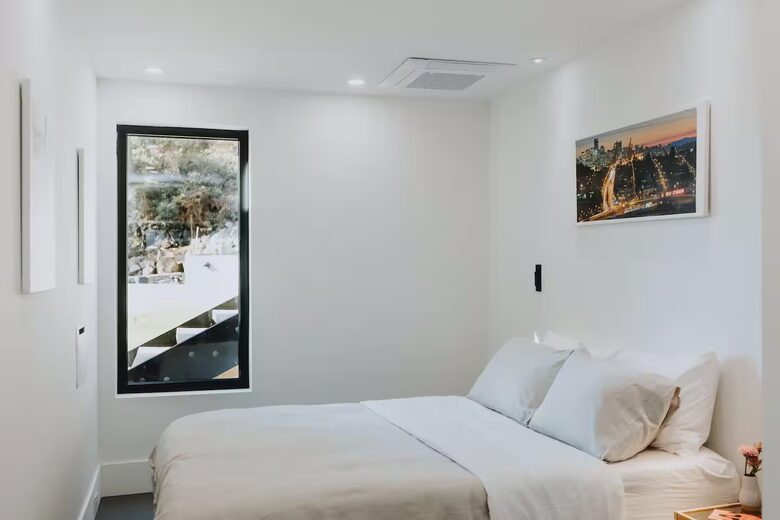 Modern Arms Nook Ocean Retreat Suite - North Vancouver, Canada