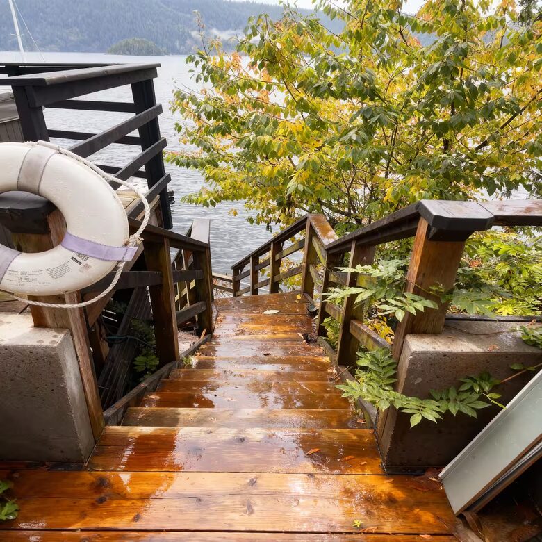 Modern Arms Nook Ocean Retreat Suite - North Vancouver, Canada