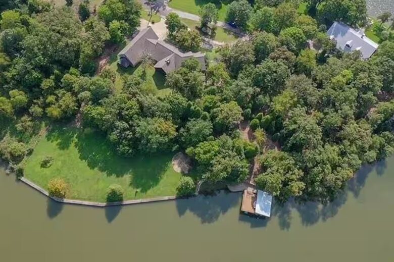 Waterfront Estate on Deep-Water Cove with Sandy Beach - Malakoff, Texas