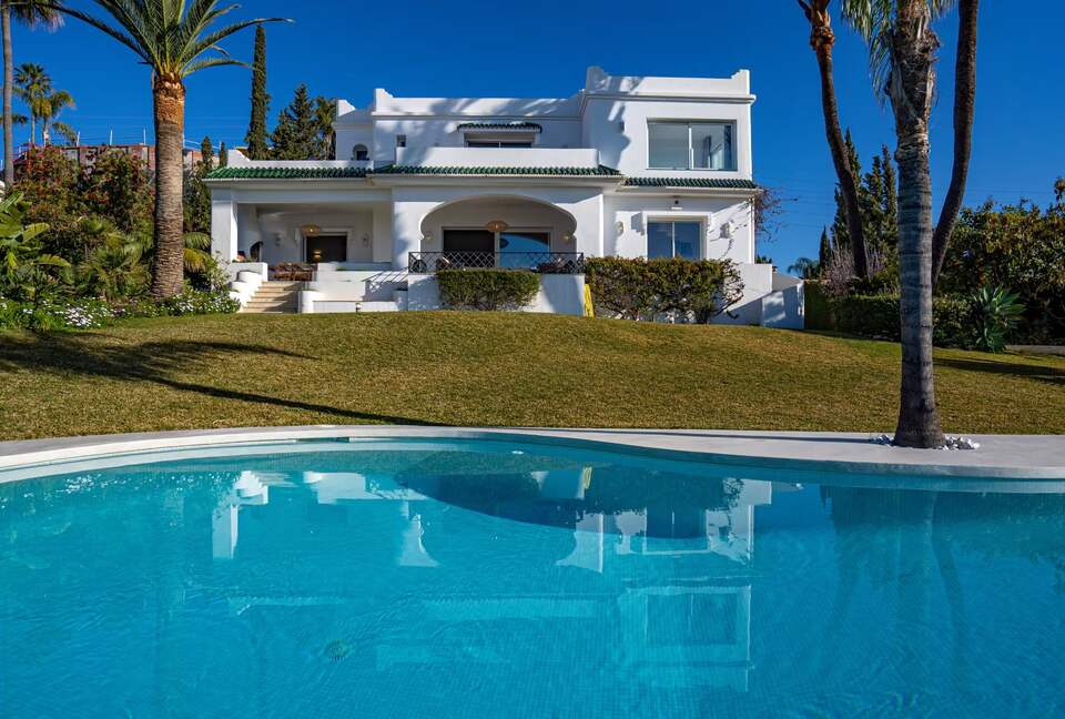 Sophisticated Living with Panoramic Sea Views - Benahavís, Spain