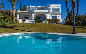 Sophisticated Living with Panoramic Sea Views - Benahavís, Spain