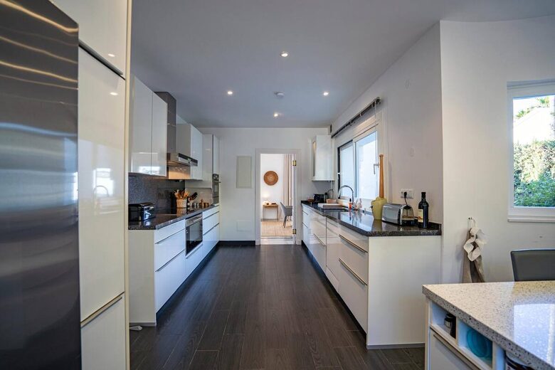 Sophisticated Living with Panoramic Sea Views - Benahavís, Spain