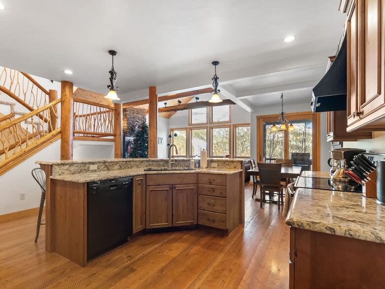 Luxury Mountain Escape with Panoramic Whitefish Views - Whitefish, Montana