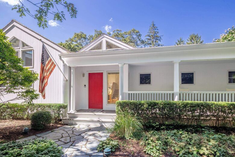 East Hampton Village Pool Estate - East Hampton, New York