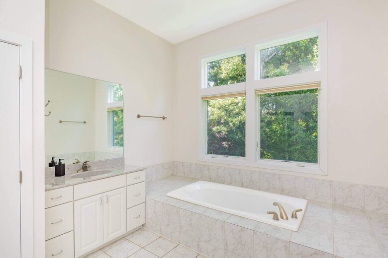 East Hampton Village Pool Estate - East Hampton, New York