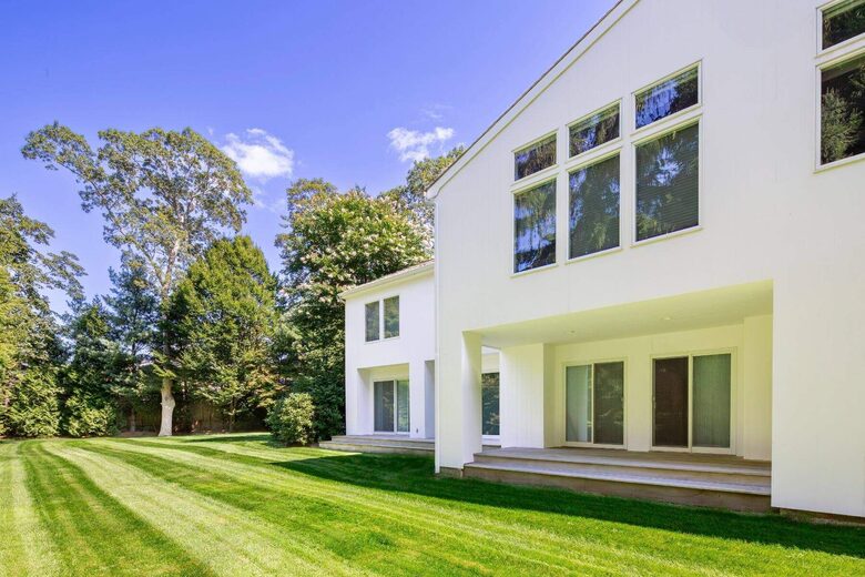 East Hampton Village Pool Estate - East Hampton, New York