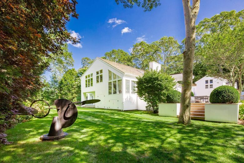 East Hampton Village Pool Estate - East Hampton, New York