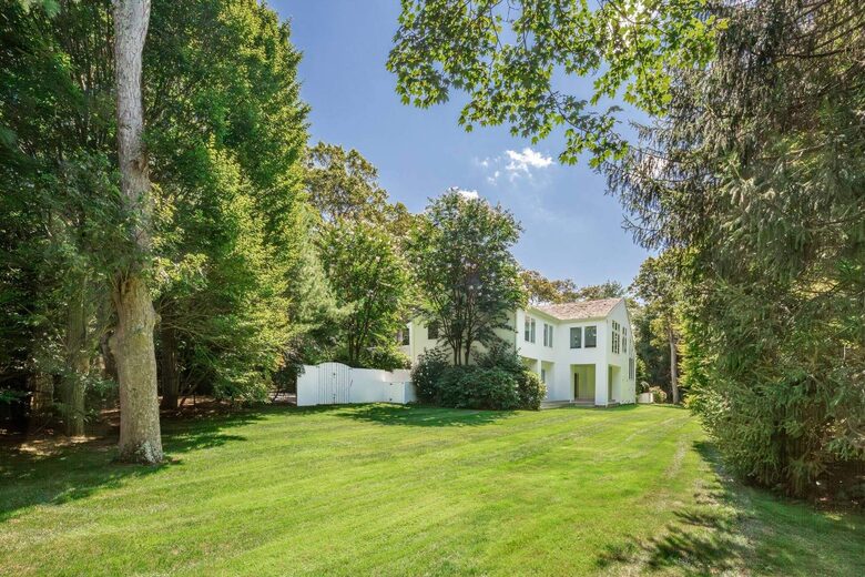 East Hampton Village Pool Estate - East Hampton, New York
