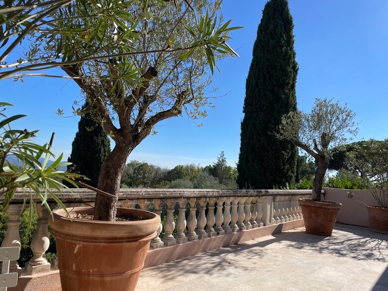 Refined Living with Riviera Views - Saint-Cézaire-sur-Siagne, France
