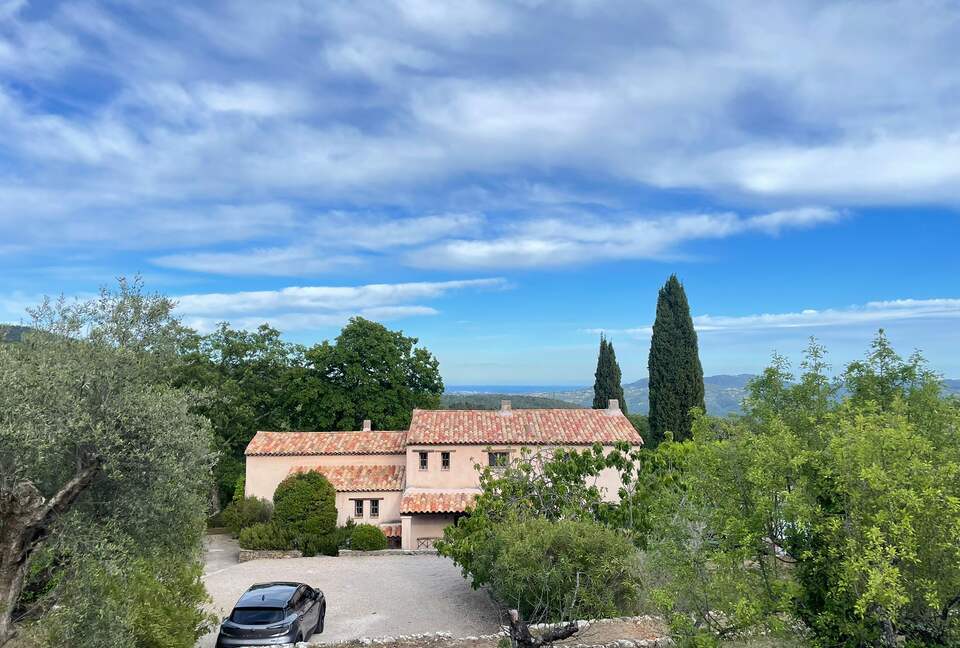Refined Living with Riviera Views - Saint-Cézaire-sur-Siagne, France