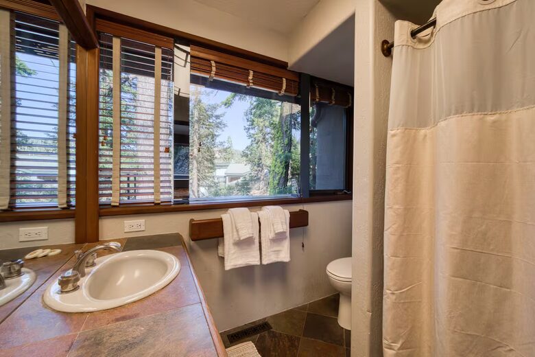 Architectural Tahoe Escape Near Palisades Tahoe - Alpine Meadows, California